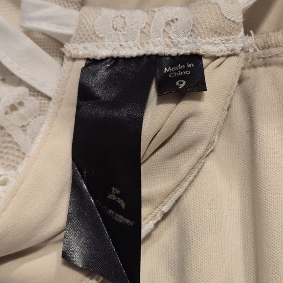Trixxi Junior size 9 Lt Cream Lace Mini Dress Tie Neck Built in Bra Back Zipper - Picture 11 of 15